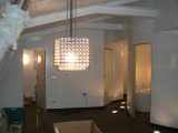 Lampadario fatto di bicchieri